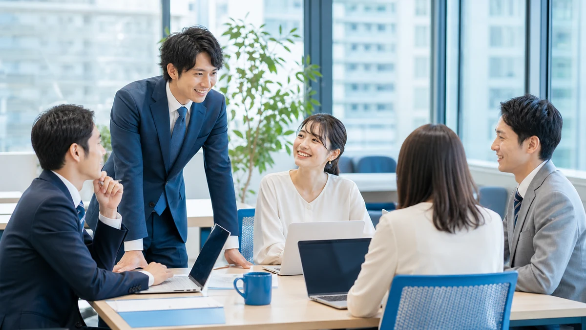 運営会社の信頼感を伝えるオフィス風景